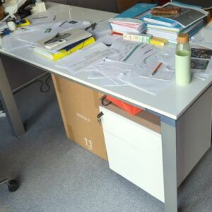 Bureau de direction à plateau rectangulaire en bois laqué blanc reposant sur 4 pieds triangulaires en métal. 75 x 200 x 90 cm. 2 unités. Vendu à l'unité avec faculté de réunion. Localisation : 6 rue Duret - 75116 Paris : 2-54, 2-50 – Image 2