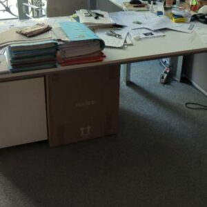 Bureau de direction à plateau rectangulaire en bois laqué blanc reposant sur 4 pieds triangulaires en métal. 75 x 200 x 90 cm. 2 unités. Vendu à l'unité avec faculté de réunion. Localisation : 6 rue Duret - 75116 Paris : 2-54, 2-50