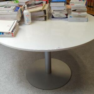 Table ronde, plateau en bois laqué blanc, piètement colonne en acier gris sur base circulaire. 73 x 120 cm. Localisation : 6 rue Duret - 75116 Paris : bibliothèque -2