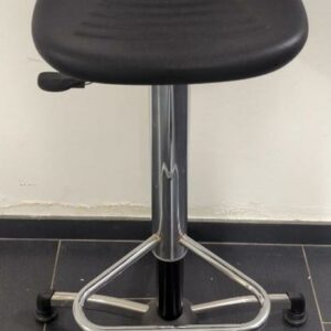 Tabouret pivotant ajustable en hauteur de marque Sokoa, assise en plastique noir, structure en acier chromé, piètement en étoile à 5 branches sur patins. 80 à 98 x 57 x 57 cm. Localisation : 6 rue Duret - 75116 Paris : -2 repro