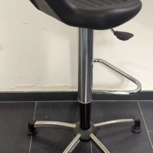 Tabouret pivotant ajustable en hauteur de marque Sokoa, assise en plastique noir, structure en acier chromé, piètement en étoile à 5 branches sur patins. 80 à 98 x 57 x 57 cm. Localisation : 6 rue Duret - 75116 Paris : -2 repro – Image 2