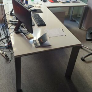 Bureau de direction avec retour, plateau rectangulaire en bois laqué blanc sur 4 pieds triangulaires en métal. 75 x 180 x 90 cm. 13 unités. Vendu à l'unité avec faculté de réunion. Localisation : 6 rue Duret - 75116 Paris : Es, 1-34, 1-39, 1-29, 1-20, 2-55, 2-66, 2-60, 2-63, es7, 3-73, 3-70, 520. 
Dimension retour : 75 x 120 x 60 cm. 13 unités. Localisation : es, es12, es8, 1-34, 1-39, 1-29, 1-21, 1-20, 1-54, 2-55, 2-56, 2-66, 3-73, 520