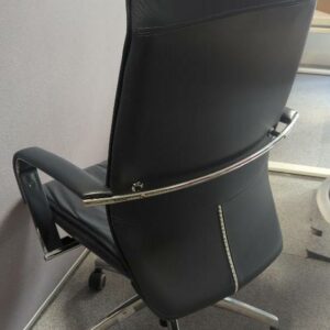 Fauteuil de direction pivotant ajustable en hauteur en cuir bleu nuit. piètement en étoile à 5 branches sur roulettes. 119 x 61 x 66 cm. Localisation : 6 rue Duret - 75116 Paris : es13 – Image 2