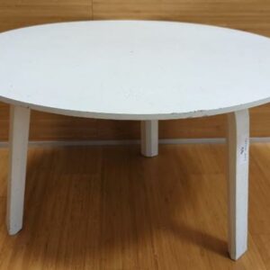 Table basse ou bout de canapé tripode en bois blanc. 33 x 60 cm. Localisation : 6 rue Duret - 75116 Paris : rdc