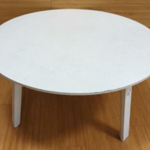 Table basse ou bout de canapé tripode en bois blanc. 33 x 60 cm. Localisation : 6 rue Duret - 75116 Paris : rdc – Image 2