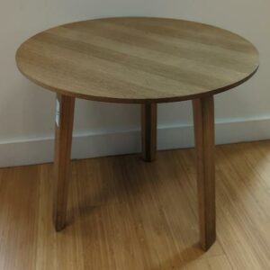 Table basse ou bout de canapé tripode en bois naturel. 39 x 45 cm. 2 unités. Vendu à l'unité avec faculté de réunion. Localisation : 6 rue Duret - 75116 Paris : rdc, rdc haut