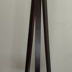 Porte manteau tripode en bois marron foncé. Hauteur 180 cm. 14 unités Vendu à l'unité avec faculté de réunion. Localisation : 6 rue Duret - 75116 Paris : 1er, 1-27, 1-26, 1-31, 2-52, 2-55, 2-57, 2-59, 2-68, 2-60, 2-63, 2-62, 3-89, 3-79, 3-76, 3-75, 5eme
