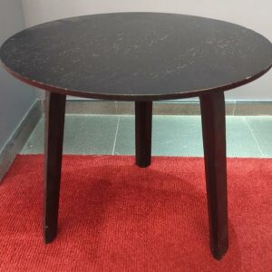Petite table basse ou bout de canapé plateau rond en bois noir, piètement tripode. 39 x 45 cm. 4 unités. Vendu à l'unité avec faculté de réunion. Localisation : 6 rue Duret - 75116 Paris : rdc, 1-40, 1-36