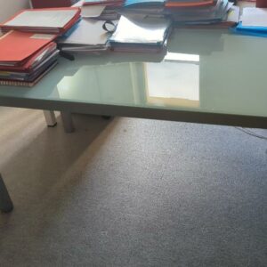 Table rectangulaire plateau en verre fumé vert reposant sur 4 pieds en métal brossé. 72 x 140 x 80 cm. Localisation : 6 rue Duret - 75116 Paris : 2-49