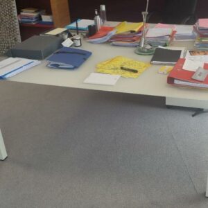 Bureau de direction plateau carré en verre fumé blanc avec trappe passe câble, piétement en acier laqué blanc. 74 x 165 x 165 cm. 2 unités. Vendu à l'unité avec faculté de réunion. Localisation : 6 rue Duret - 75116 Paris : 3-90, 3-82