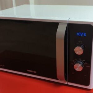 Four micro-ondes 1000 watts de marque Samsung. 30 x 52 x 36 cm. 3 unités. Vendu à l'unité avec faculté de réunion. Localisation : 6 rue Duret - 75116 Paris : -1 sam, rdc haut