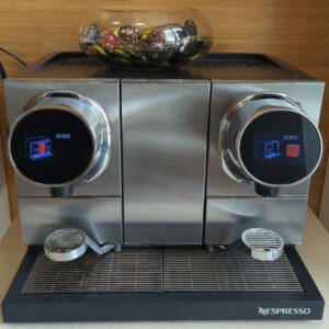 Machine à café professionnelle Nespresso 2 bec modèle Momento 231/np200. Localisation : 6 rue Duret - 75116 Paris : Rdc haut