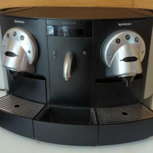 Machine à café professionnelle de marque Nespresso modèle Gémini 200. Localisation : 6 rue Duret - 75116 Paris : rdc haut