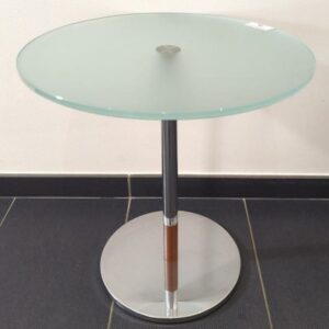 Table d'appoint plateau rond en verre fumé, pied colonne en acier chromé avec insert couleur bois. 48 x 45 cm. Localisation : 6 rue Duret - 75116 Paris :  -1 sam