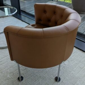 Fauteuil design Trix & Robert Haussmann modèle Haussmann édition Walter Knoll, revêtement en cuir capitonné marron, piètement en acier tubulaire chromé sur patins. 70 x 72 x 85 cm. Localisation : 7 ouest (7712) – Image 3