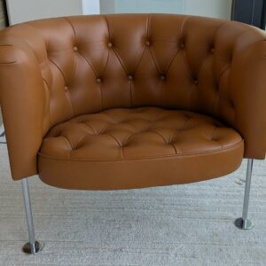 Fauteuil design Trix & Robert Haussmann modèle Haussmann édition Walter Knoll, revêtement en cuir capitonné marron, piètement en acier tubulaire chromé sur patins. 70 x 72 x 85 cm. Localisation : 7 ouest (7712)