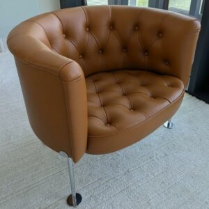 Fauteuil design Trix & Robert Haussmann modèle Haussmann édition Walter Knoll, revêtement en cuir capitonné marron, piètement en acier tubulaire chromé sur patins. 70 x 72 x 85 cm. Localisation : 7 ouest (7712) – Image 2