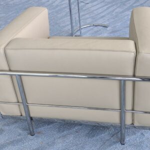 Fauteuil design Le Corbusier, Charlotte Perriand et Pierre Jeanneret modèle LC3 édition CASSINA en cuir blanc cassé, structure en acier chromé. Numéroté 44217. 62 x 99 x 73 cm. Localisation : 7 ouest (7712) – Image 2