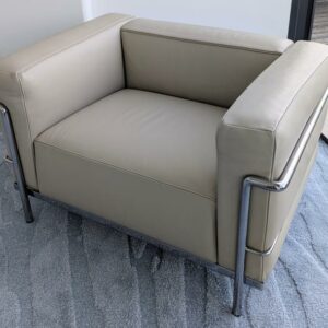 Fauteuil design Le Corbusier, Charlotte Perriand et Pierre Jeanneret modèle LC3 édition CASSINA en cuir blanc cassé, structure en acier chromé. Numéroté 44202. 62 x 99 x 73 cm. Localisation : 7 ouest (7712)