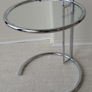 Table d'appoint design Eileen Grey modèle E1027 édition CLASSICON à hauteur réglable en métal chromé et verre. Hauteur mini : 55 cm. Hauteur maxi : 93 cm. Localisation : 7 ouest