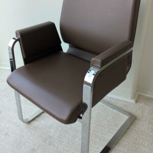 Fauteuil de marque INTERSTUHL modèle 550 A, structure en acier chromé, garniture en cuir marron, piètement en porte à faux.92 x 61 x 65 cm. 5 unités. Vendu à l'unité avec faculté de réunion. Localisation : 7 ouest (7712)