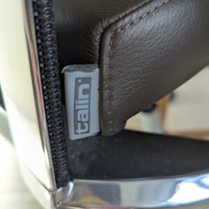 Fauteuil de direction pivotant ajustable avec tétière de marque TALIN, structure en acier chromé, dossier en résille, garniture en cuir marron foncé, piètement en étoile à 5 branches sur roulettes. Localisation : 7 ouest (7712) – Image 4