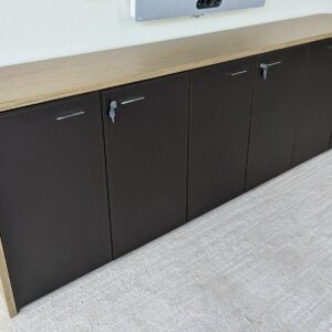 Enfilade en bois cérusé design Dorigo gamme X10 édition Quadrifoglio ouvrant par 6 portes gainées de cuir marron foncé. Localisation : 7 ouest (7712)