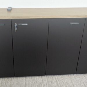 Enfilade en bois cérusé design Dorigo gamme X10 édition Quadrifoglio ouvrant par 4 portes gainées de cuir marron foncé. 2 unités. Vendu à l'unité avec faculté de réunion. Localisation : 7 ouest (7712)