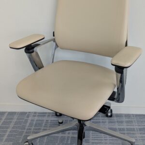 Fauteuil ergonomique pivotant ajustable en hauteur de marque KLOEBER modèle Connex 2 recouvert de cuir couleur crème, piètement en étoile à 5 branches sur roulettes. 18 unités. Vendu à l'unité avec faculté de réunion. Localisation : 7 ouest