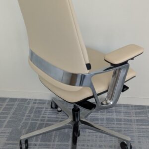 Fauteuil ergonomique pivotant ajustable en hauteur de marque KLOEBER modèle Connex 2 recouvert de cuir couleur crème, piètement en étoile à 5 branches sur roulettes. 18 unités. Vendu à l'unité avec faculté de réunion. Localisation : 7 ouest – Image 2