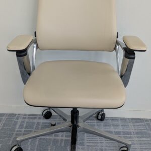 Fauteuil ergonomique pivotant ajustable en hauteur de marque KLOEBER modèle Connex 2 recouvert de cuir couleur crème, piètement en étoile à 5 branches sur roulettes. 18 unités. Vendu à l'unité avec faculté de réunion. Localisation : 7 ouest – Image 3