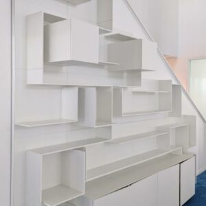 Meuble bibliothèque en bois stratifié blanc, modulable, comprenant placards étagères et niches. Localisation : 7 ouest – Image 2