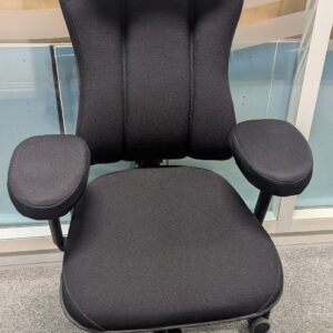 Fauteuil ergonomique multifonction de marque Officeline Sweden modèle Höganas +501 Multimatic en tissu noir, piètement en étoile à 5 branches sur roulettes. Localisation : 3 est