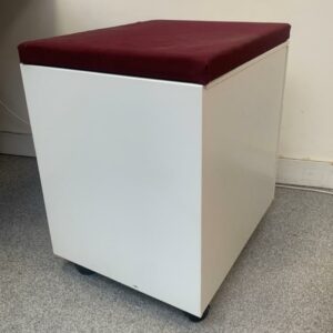 Caisson sur roulettes en métal blanc, avec top aimanté en tissu de différents coloris, 60 x 42 x 53 cm. 74 Unités, vendu à l'unité avec faculté de réunion. Localisation : 6 rue Duret - 75116 Paris.
 (biblio -2, es 7, es 5, es 15, es 8, 1-36, 1-37, 1-38, 1-39, 1-42, 1-27, 1-28, 1-30, 1-31, 1-20, 1-19, 2-53, 2-54, 2-52, 2-48, op. spc. 2e, 2-43, 2-67, 2-64, 2-61, 2-69 , 3-90, 3-91, 3-87, 3-86, 3-93, 3-94, 3-85, 3-80, 3-81, 3-79, 3-78, 3-77, 3-83, 3-73, 3-71B, 3-71A, 3-70, 512, 515, 517A, 518) – Image 4