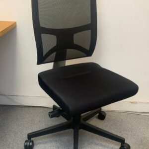 Chaise de bureau avec assise en tissu noir, dossier en résille.
7 unités, vendu avec faculté de réunion.
110 x 60 x 60 cm.
Localisation : 6 rue Duret - 75116 Paris.
(biblio -2, es 5, es open space, 2e bas, 3-79, 517A).