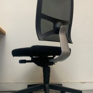 Chaise de bureau avec assise en tissu noir, dossier en résille.
7 unités, vendu avec faculté de réunion.
110 x 60 x 60 cm.
Localisation : 6 rue Duret - 75116 Paris.
(biblio -2, es 5, es open space, 2e bas, 3-79, 517A). – Image 3