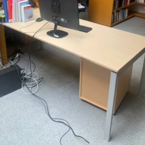 Bureau en bois finition hêtre et piètement en métal gris.
75 x 80 x 180 cm.
Localisation : 6 rue Duret - 75116 Paris.
(-2 Bibliothèque) – Image 2