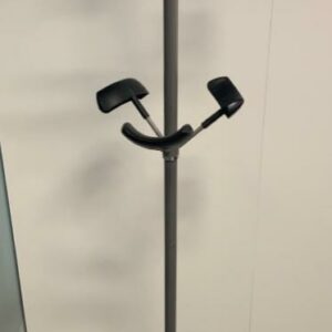 Porte-manteaux, divers modèles. 
14 unités. Vendu à l’unité avec faculté de réunion.
Hauteur env. 175 cm, base Ø 35 cm. 
Localisation : 6 rue Duret - 75116 Paris.
(vestiaire -2, es 5, es 9, es 6, salle Lille, salle Bruxelles, 1-35, 2-55, 2-48, 2-46, 2-64, 3-91, 512, 515)