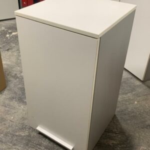 Caisson à porte battante, en bois blanc, poignée basse. 
82 x 45 x 45 cm.
Localisation : 6 rue Duret - 75116 Paris.
(reprographie -2)