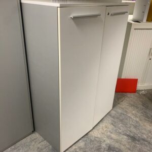 Armoire en bois blanc et gris.
130 x 90 x 45 cm.
2 unités, vendu avec faculté de réunion.
Localisation : 6 rue Duret - 75116 Paris.
(repro -2 ) – Image 3