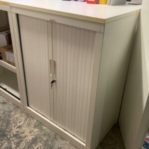 Armoire métallique à rideau, coulissant.
105 x 43 x 80 cm.
10 unités, vendu avec faculté de réunion.
Localisation : 6 rue Duret - 75116 Paris.
(Reprographie -2)