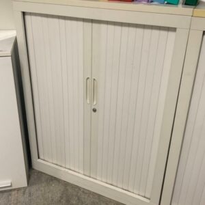 Armoire métallique à rideau, coulissant.
105 x 43 x 80 cm.
10 unités, vendu avec faculté de réunion.
Localisation : 6 rue Duret - 75116 Paris.
(Reprographie -2) – Image 2