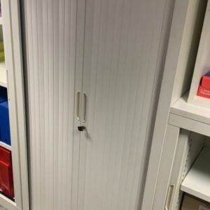 Armoire haute métallique à rideau, coulissant.
162 x 80 x 43 cm 
4 Unités, vendu avec faculté de réunion.
Localisation : 6 rue Duret - 75116 Paris.
(open space 1er, -2 repro.)