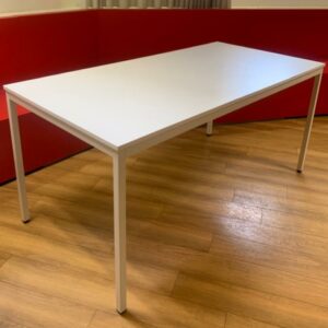 Table en bois blanc et piétement assorti. 75 x 160 x 80 cm. 5 Unités, vendu avec faculté de réunion. Localisation : 6 rue Duret - 75116 Paris.
(-1 salle à manger)