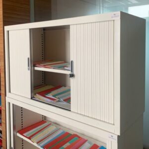 Armoire basse métallique à rideau, coulissant. 70 x 120 x 45 cm. 6 Unités, vendu avec faculté de réunion. Localisation : 6 rue Duret - 75116 Paris. (2-48 2e bas, 2-60, 5-15, 517A) – Image 2