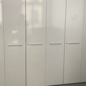 Ensemble d’armoires hautes en bois laqué blanc. - Deux armoires, reliées par un plateau supérieur. Quantité : 19 unités. 210 × 180 × 45 cm.
- Variante de trois armoires, reliées par un plateau supérieur. Quantité : 3 unités. 210 × 270 × 45 cm. Localisation : 6 rue Duret – 75116 Paris