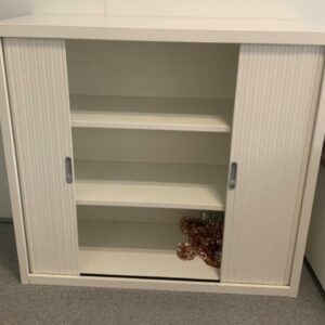 Armoire basse métallique à rideau coulissant.
7 unités, vendu avec faculté de réunion.
112 x 120 x 45 cm.
Localisation : 6 rue Duret - 75116 Paris.
(ES, RDC haut, 2-60, 2-46 [ lot 2051 ], 5e Gauche, 512) – Image 3