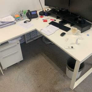 Bureau blanc avec retour, plateau en bois et piètement luge en métal.
41 Unités, vendu avec faculté de réunion.
Dimensions : 75 x 160 x 80 cm + retour 60 x 80 cm.
Localisation : 6 rue Duret - 75116 Paris.
(ES 15., ES 10., ES 13., 1-41., 1-35., 1-42., 1-22., 1-19., 1-18., 2-53., 2-52., 2-56., 2-57., 2 basg., 2-69., 3-86., 3-95., 3-80., 3-79., 3-74, 514, 515, 516, 517B) – Image 2