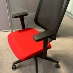 Fauteuil de bureau sur roulettes, assise en tissu rouge, dossier en résille noire. 100 x 65 x 55 cm. 33 unités. Vendu à l'unité avec faculté de réunion. Localisation : 6 rue Duret - 75116 Paris.
(ES 14., ES 6., ES Open Sp. 3., 1-41., 1-42., 1-30., 2-53., 2-56., 2-57., 2-47., 5 Open Sp. 2., 2-43., 2 basg. 2., 2-64., 2-62., 2-69., 3-95., 3-93., 3-80., 3-79., 3-84., 3-74., 3-71B., 515, 518)