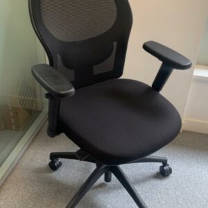Fauteuil de bureau de marque Seriway, assise en tissu noir, dossier en résille noire. 100 x 60 x 55 cm. 12 unités, vendu avec faculté de réunion. 
Localisation : 6 rue Duret - 75116 Paris.
(ES 14., 1-35., 1-30., 2-53., 2-52., 2-48., ES Open Sp., 3-71A., 514, 515, 517A)